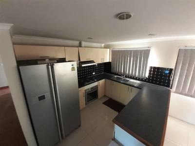 Townhouse For Rent with 2 Parking Space