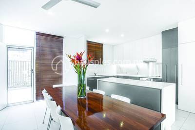 Era Dorina Estate | Townhouse Bilong Rentim with 3 Parking Space