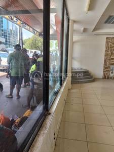 Town Retail For Rent in Town